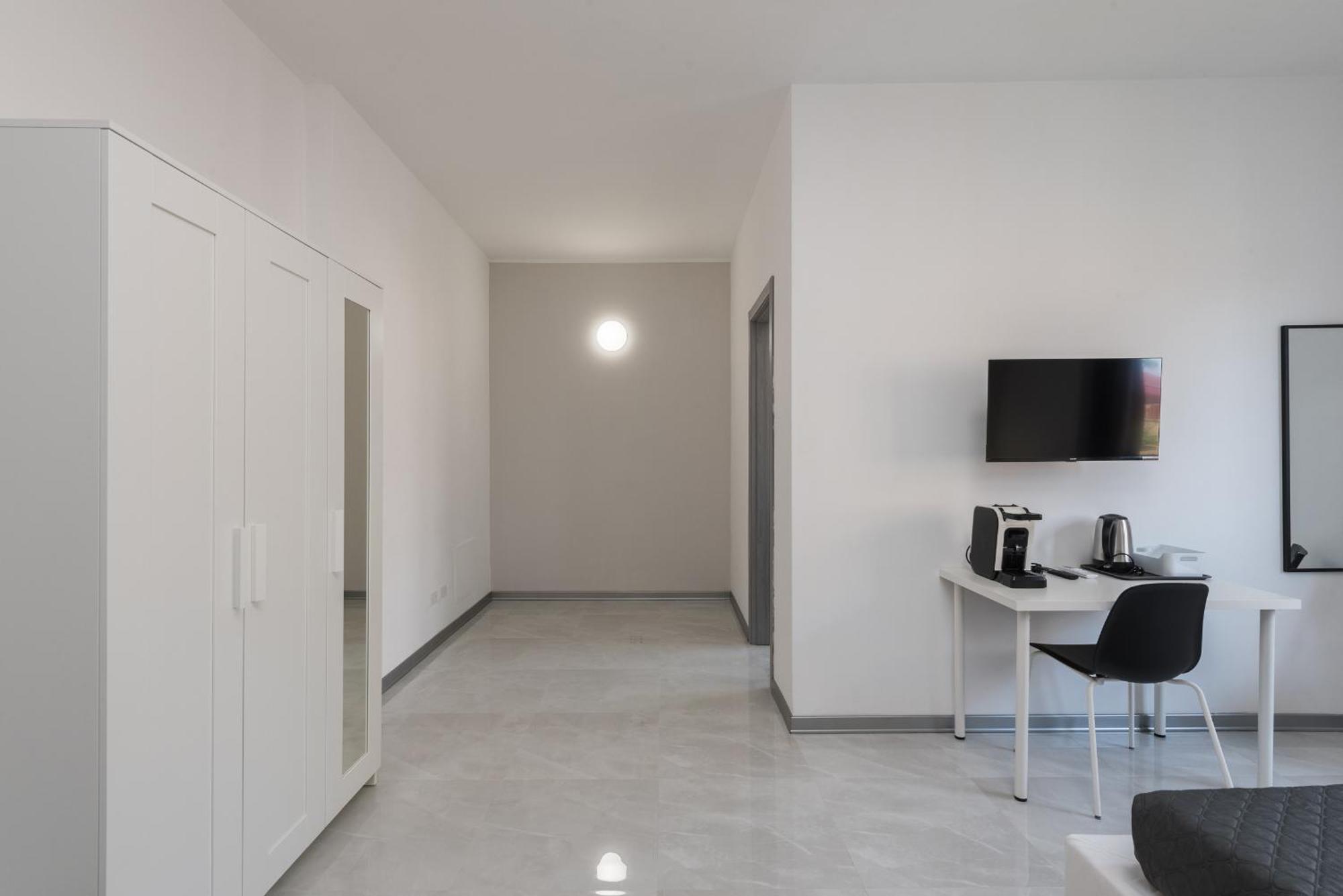 Travelershome Ciampino Airport Guesthouse 600M To Airport エクステリア 写真